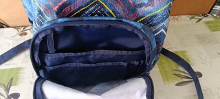 Mochila azul y multicolor
