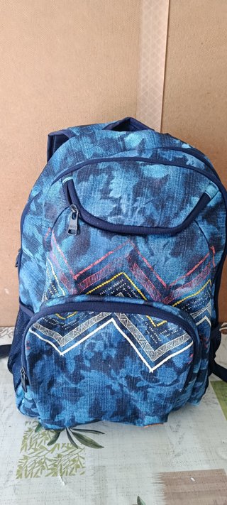 Mochila azul y multicolor