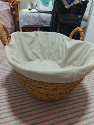 Cesta de mimbre y tela beige