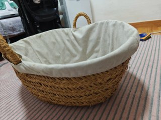 Cesta de mimbre y tela beige