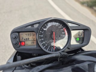 Suzuki GSR Naked Negra