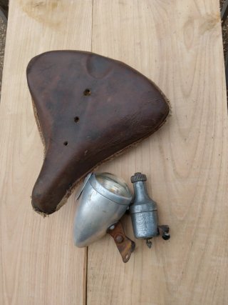 Lote: Sillín cuero y madera, faro y dinamo vintage