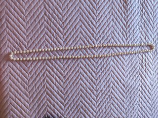 Collar de perlas nacaradas rosado.