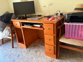 Escritorio de madera con cajones