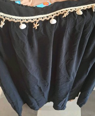 Falda larga negra.