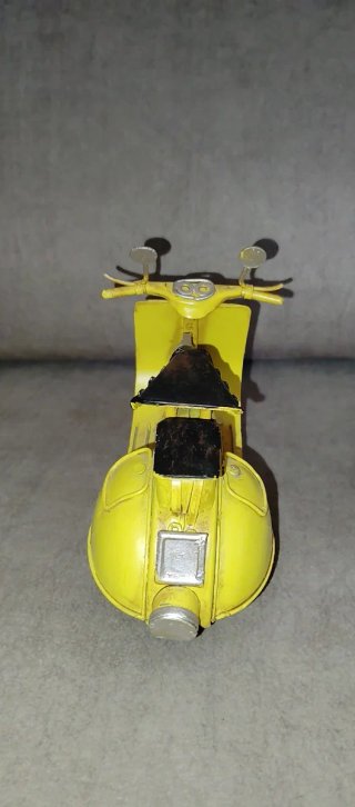 Vespa Decorativa Amarilla in metallo