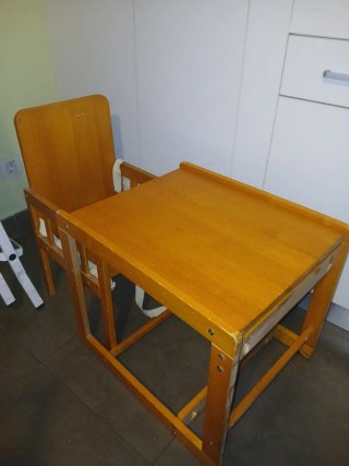 Trona convertible en mesa de madera