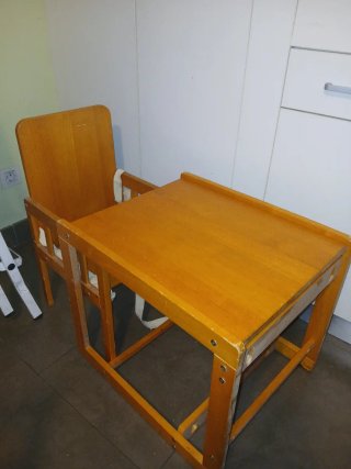 Trona convertible en mesa de madera