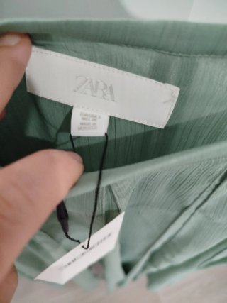 Falda Zara verde plisada midi