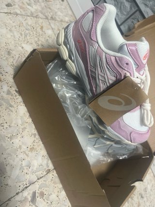 Zapatillas ASICS rosas y blancas