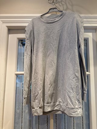 Sudadera gris con hombreras