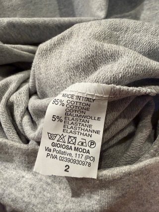 Sudadera gris con hombreras
