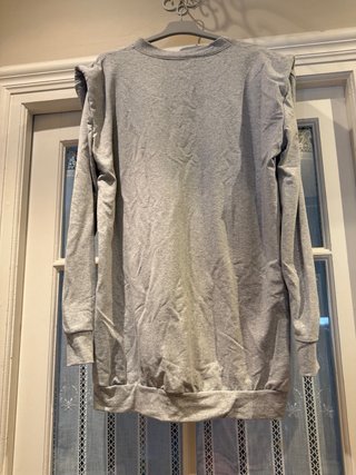 Sudadera gris con hombreras