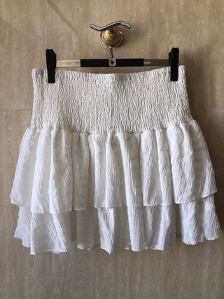 Falda blanca corta volantes