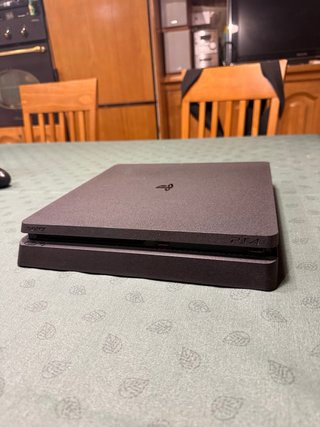 PS4 Slim 1TB + 2 controller originali