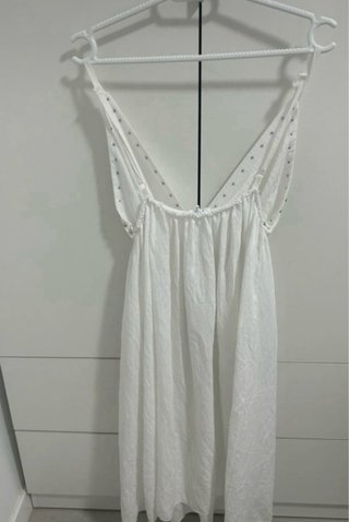 Vestido blanco con detalles plateados