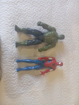 Figuras Spiderman y Hulk