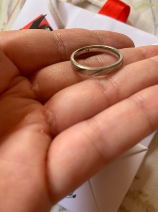 Alianza plateada elegante con caja y bolsa