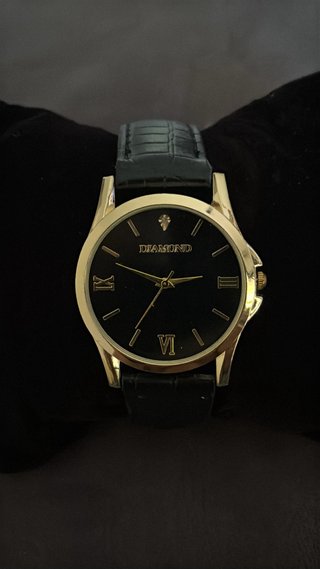 Reloj Diamond Negro Dorado Correa Piel Textura