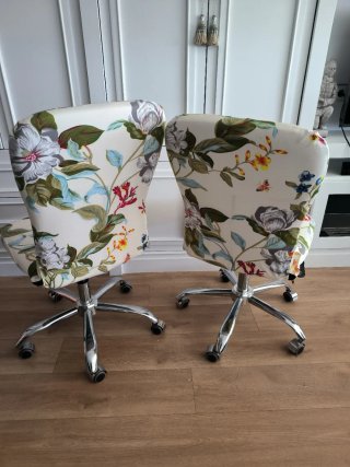 Sillas de oficina con fundas con estampado floral