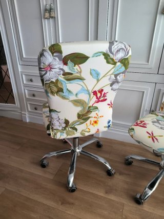 Sillas de oficina con fundas con estampado floral