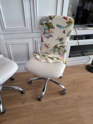 Sillas de oficina con fundas con estampado floral