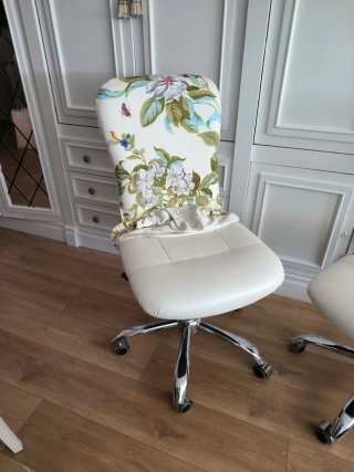 Sillas de oficina con fundas con estampado floral