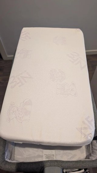 Cuna + colchón + ropa de cama