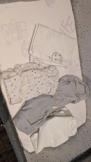 Cuna + colchón + ropa de cama