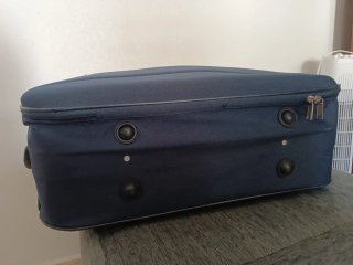 Maleta de viaje azul con ruedas