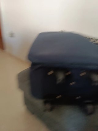 Maleta de viaje azul con ruedas
