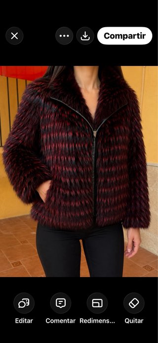 Chaquetón de pelo morado y rojo