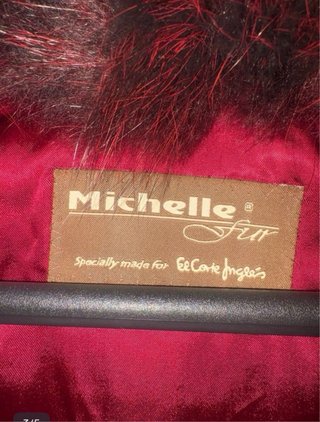 Chaquetón de pelo morado y rojo