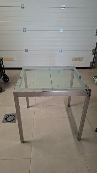 Mesa extensible cristal Ikea. Sillas por separado.