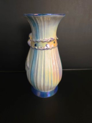 Jarrón de porcelana multicolor con flor