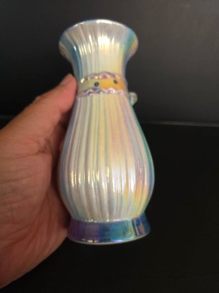 Jarrón de porcelana multicolor con flor