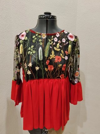 Blusa bordada floral manga acampanada