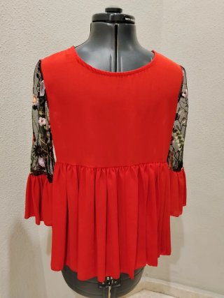 Blusa bordada floral manga acampanada