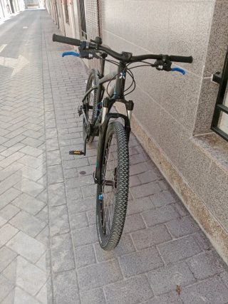 Bicicleta de montaña negra