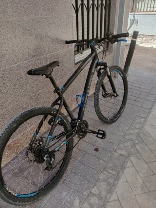 Bicicleta de montaña negra
