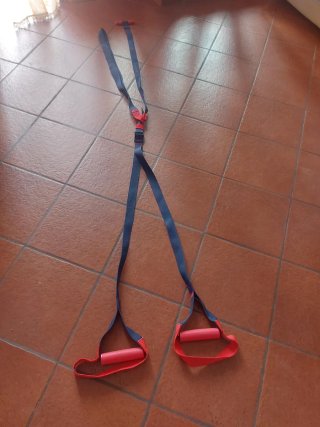 Attrezzo palestra con maniglia T