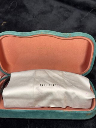 Gafas de sol Gucci negras logo dorado