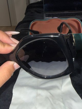 Gafas de sol Gucci negras logo dorado