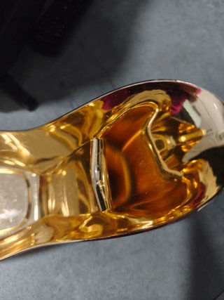 Zapato decorativo dorado para guardar cosas