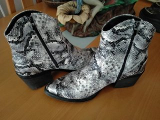 Botines Mango efecto piel serpiente plateado