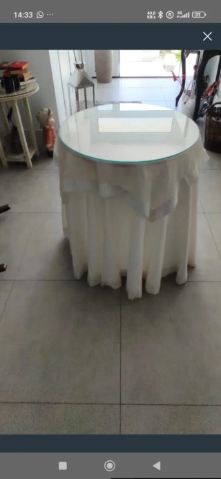 Mesa camilla redonda con falda blanca