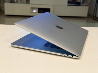 MacBook Pro 15" Touchbar i7/16/Grafica RADEON PRO