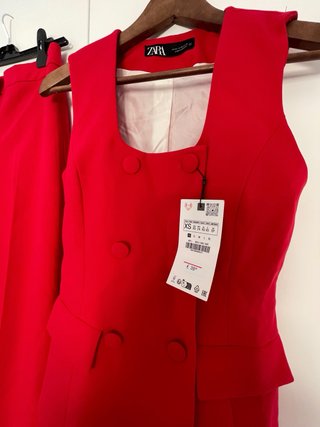 Traje Zara rojo chaleco y pantalón