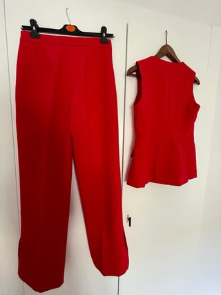 Traje Zara rojo chaleco y pantalón