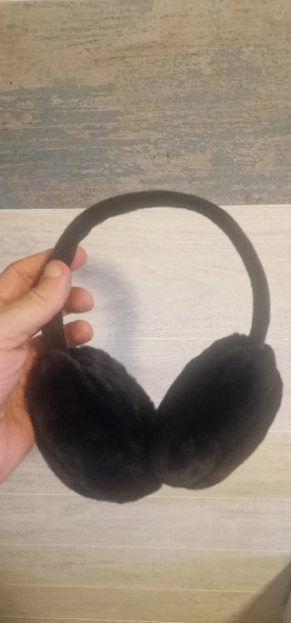 Orejeras negras de pelo sintético